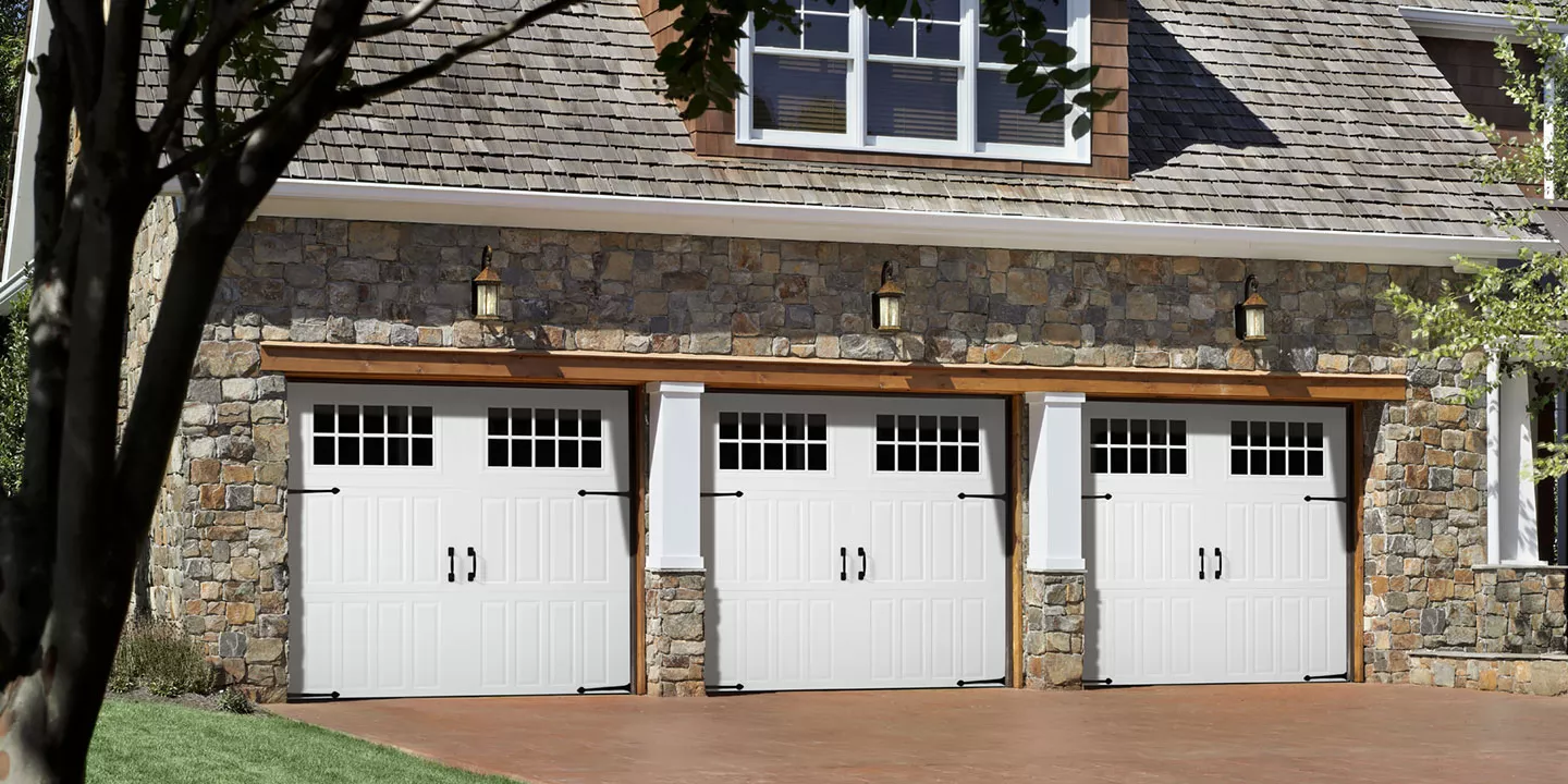 Three garage door - Garage Living